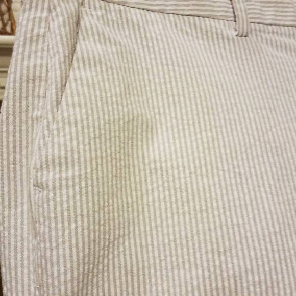 2/$25 GAP Cropped Tan & White Seersucker Pants size 6 - Picture 3 of 5